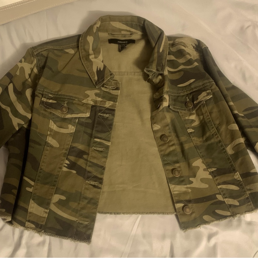 Cropped Jean/Denim Jacket Green Camo in brand new condition From: Forever 21